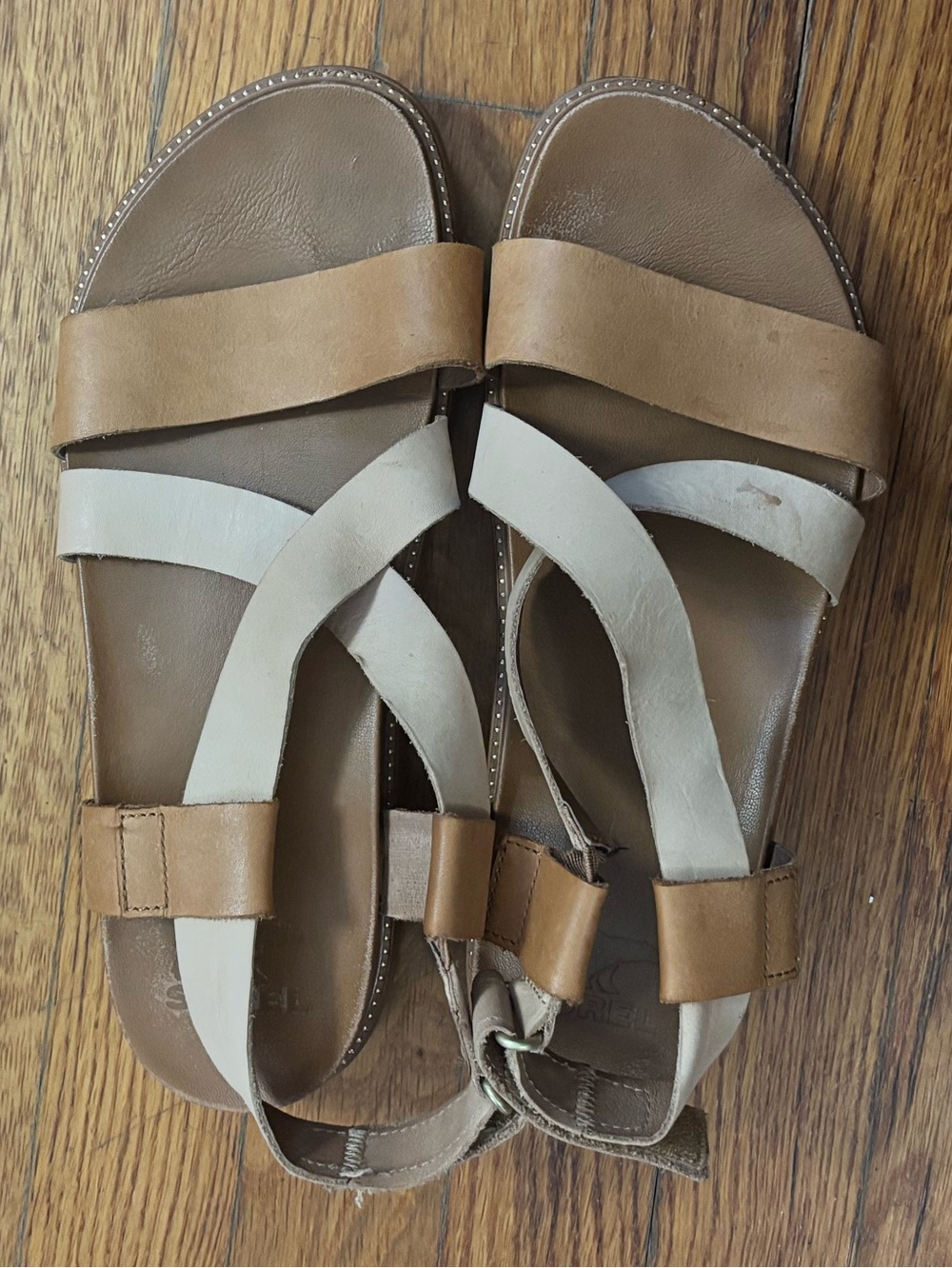 Sorel Roaming Criss Cross Sandals in a tan and cream women’s size 9.5